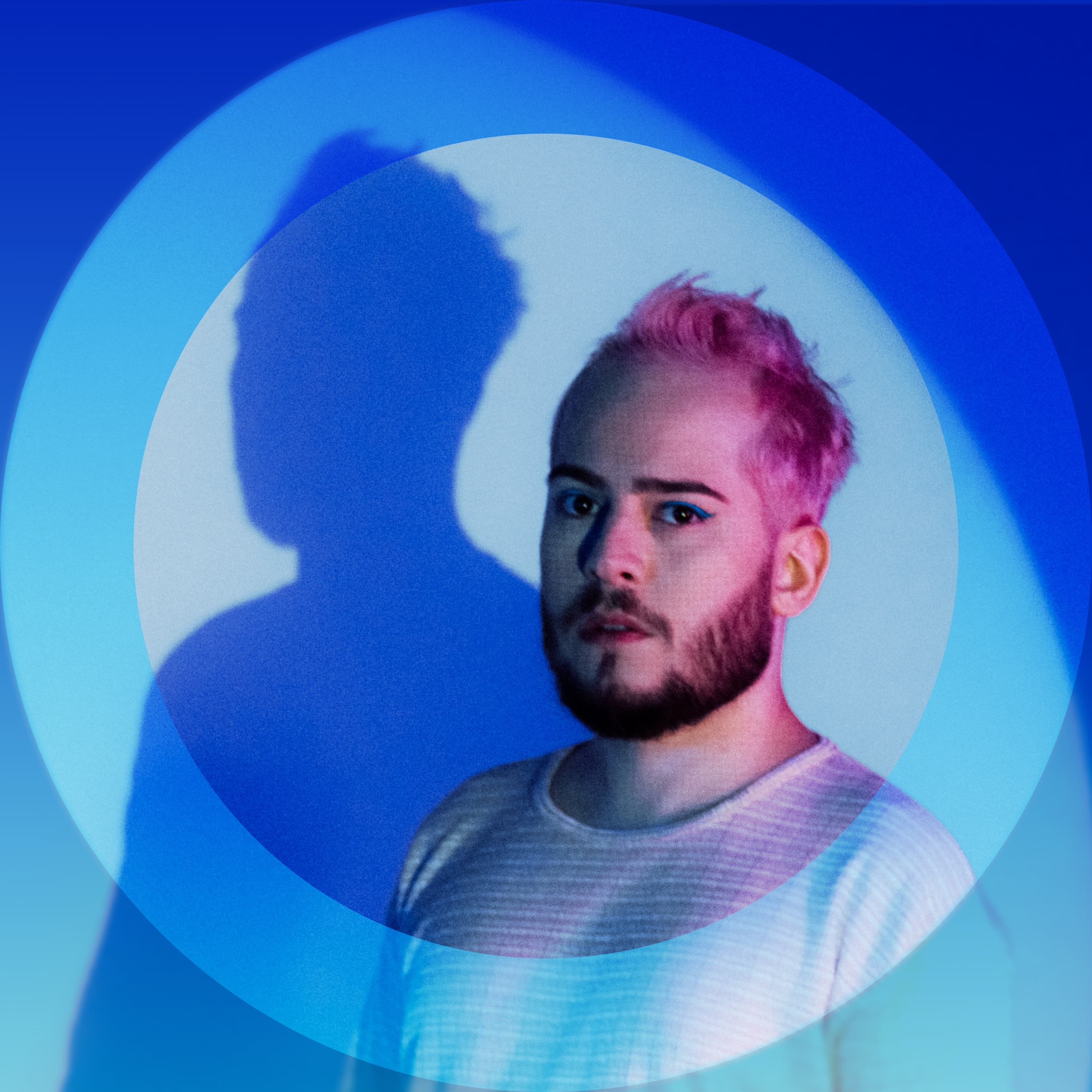 Capa do single 'O Que Me Faz Maior', de Jimmy Andrade. Jimmy está olhando para cima, com cabelo rosa, uma sombra azul, com a letra O estilizada.